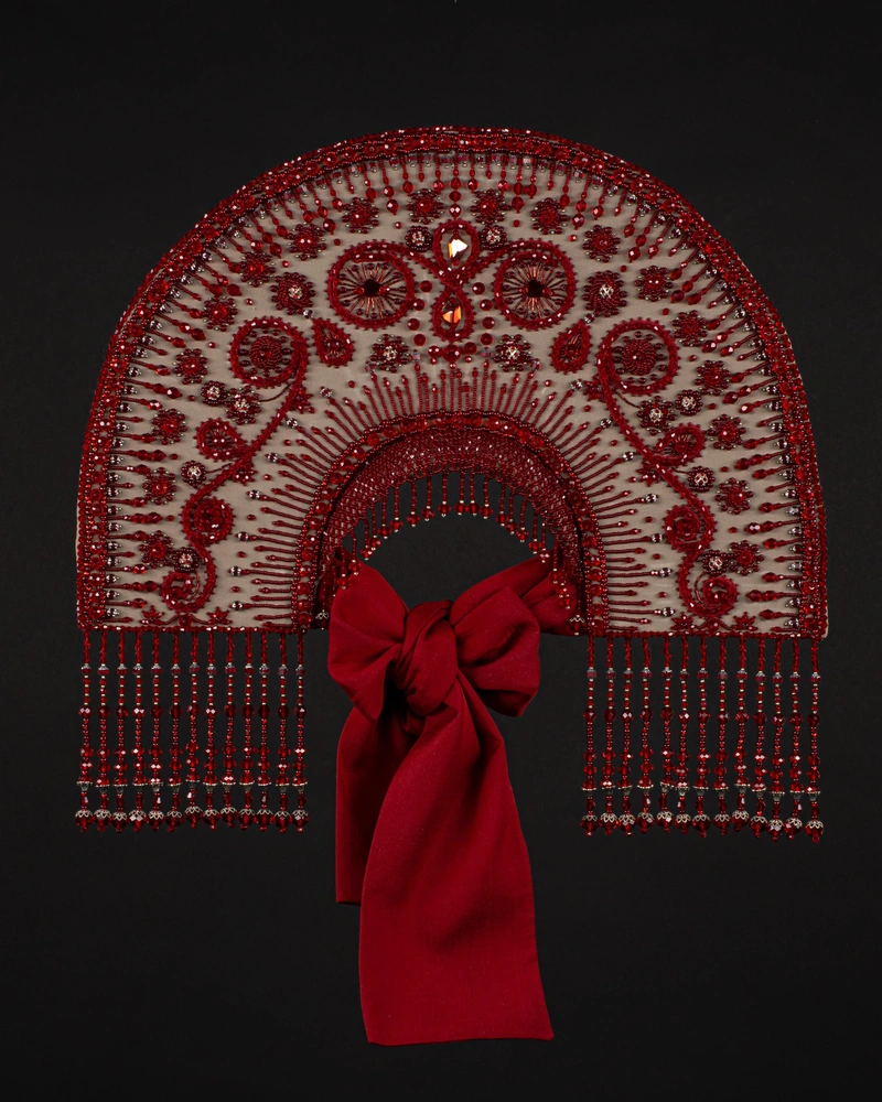 Инга Сильченко. Кокошник «Ода радости», 2020. Камни Swarovski, бисер, стеклярус, хрусталь, винтажные бусины, вискоза, картон; сажение по бели, вышивка камнями и бисером, бисерная сетка, подвесы. | Источник: архивы пресс-служб
