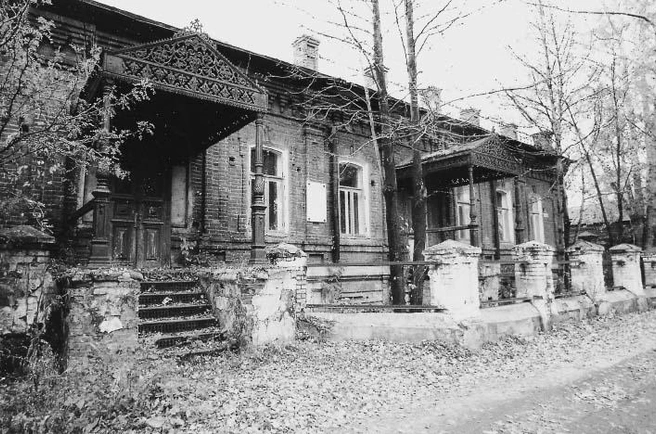 Уже в 1990-е годы некогда внушительный дом начал ветшать, крепок был только изысканный декор из чугунного литья | Источник: проект «Памятники истории и культуры Челябинской области»