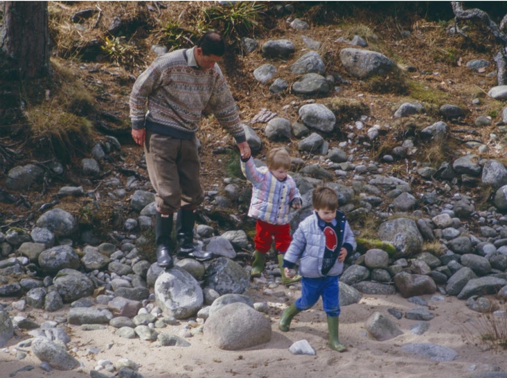 Принц Чарльз с сыновьями в фамильном замке Балморал в Шотландии, 10 апреля 1987