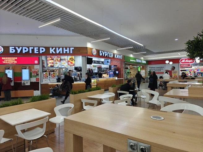 Фудкорт продолжает привлекать посетителей. | Источник: Кирилл Кушнов / E1.RU