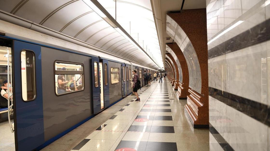 Людей выводят по туннелю, станция в дыму: в московском метро ЧП