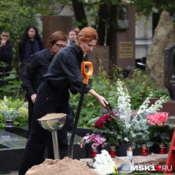 Для похорон Бутусова привезли землю из Санкт-Петербурга — города, который режиссер очень любил и с которым его многое связывало | Источник: Татьяна Спиридонова / MSK1.RU