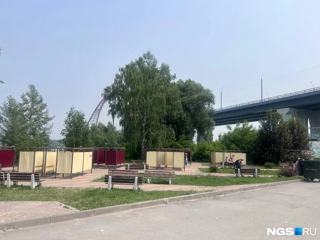 По инфраструктуре Бугринского пляжа видно, что ему не повезло именно в этом году, а вообще-то здесь есть все для более-менее цивилизованного отдыха | Источник: Анна Скок / NGS.ru