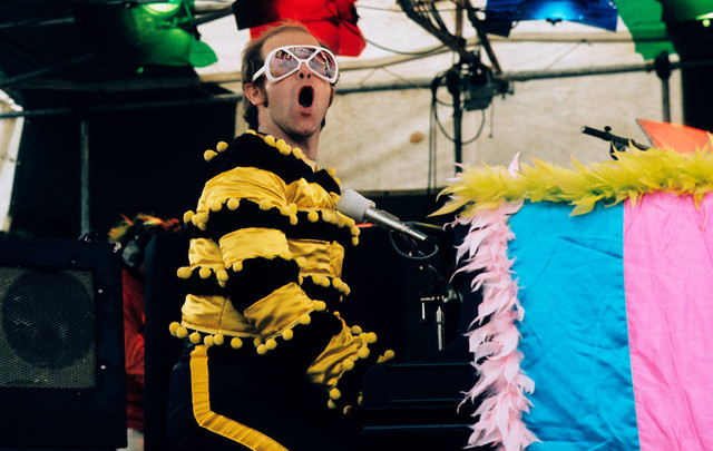 Элтон Джон в молодости фото без очков с открытыми глазами, костюмы с перьями: фото