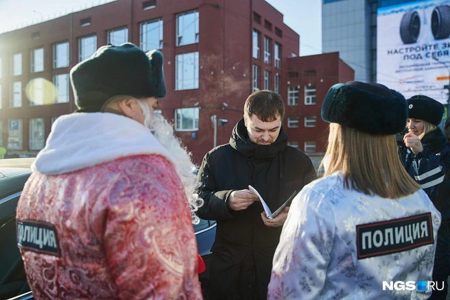 Даже предновогодние полицейские могут выписать штраф | Источник: Александр Ощепков / NGS.RU