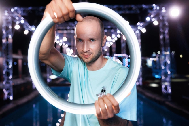 Алексей Чертов взял кольцо за 10 секунд, успешно пройдя испытание на полосе препятствий | Источник: Сергей Снегирев