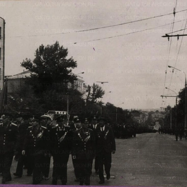 Ветераны войны проходят колонной по проспекту Ленина | Источник: Государственный архив Тульской области