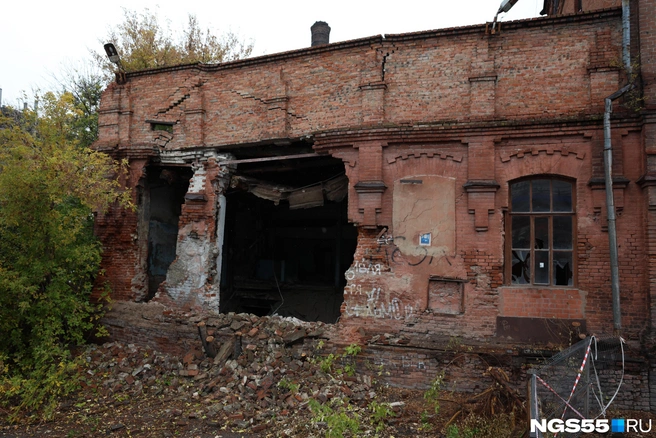 Пристройка с полуразрушенным фасадом опасна для прохожих | Источник: Евгений Софийчук / NGS55.RU