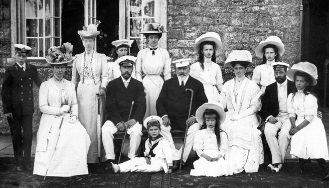 К Николаю II можно относиться по-разному, но невозможно без содрогания думать об ужасном конце, постигшем его семью | Источник: «Эпоха Николая II»