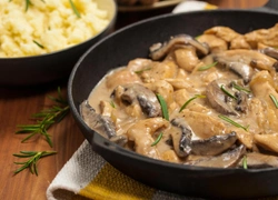 Незаменимое блюдо: бефстроганов с нежным соусом — лучший выбор для вкусного ужина