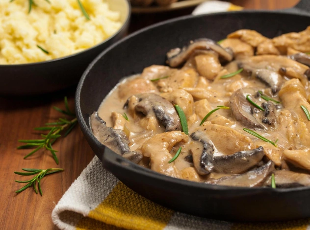 Незаменимое блюдо: бефстроганов с нежным соусом — лучший выбор для вкусного ужина