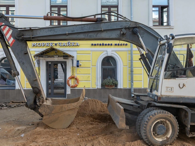 Временно за столиками у окна открывается вид на экскаватор | Источник: Александр Куренной / 76.RU