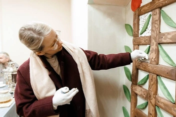 На открытии резиденции побывала министр культуры Алла Платонова и приклеила свой кусочек мозаики | Источник: Алла Платонова / telegram