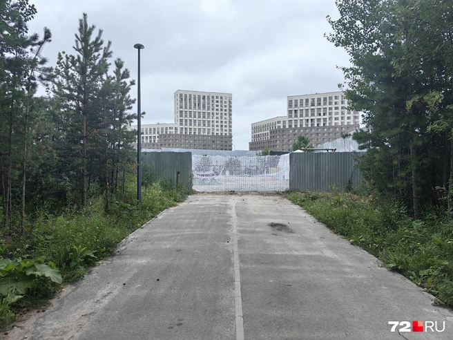 Из-за ограждения приходится возвращаться назад и идти на другой выход  | Источник: Павел Красоткин / 72.RU 