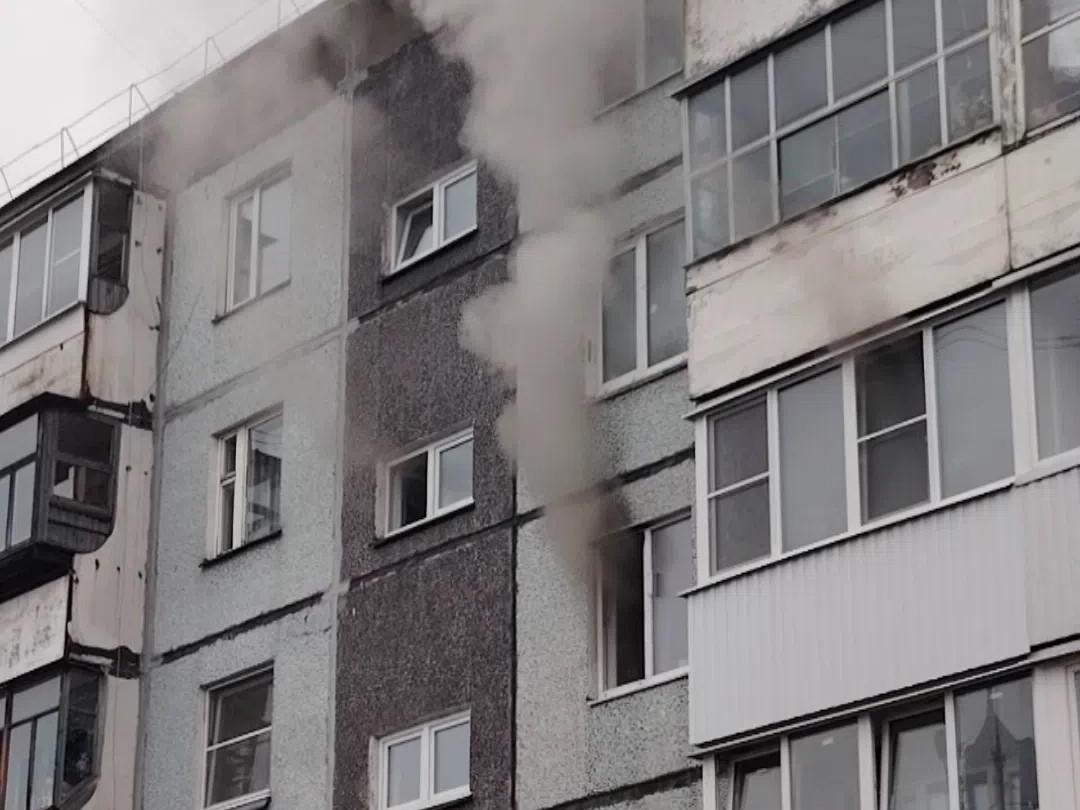 В пятиэтажке на левом берегу Архангельска горит квартира