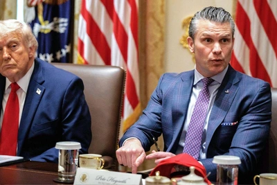 Трамп похлопал Хегсета по бицепсу и назвал его любителем войны