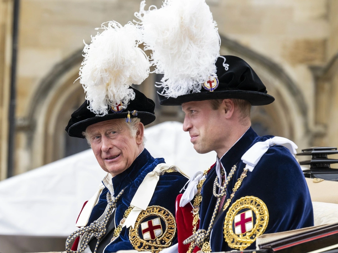 Члены королевской семьи посещают службу в честь Ордена подвязки в часовне Святого Георгия, Виндзор, 13 июня 2022 | marieclaire.ru