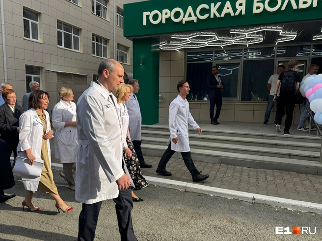Гостей сопровождал губернатор Свердловской области | Источник: Ирина Порозова / E1.RU
