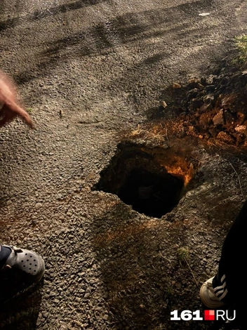 Вот такие ямы находятся рядом со школами | Источник: читатель 161.RU