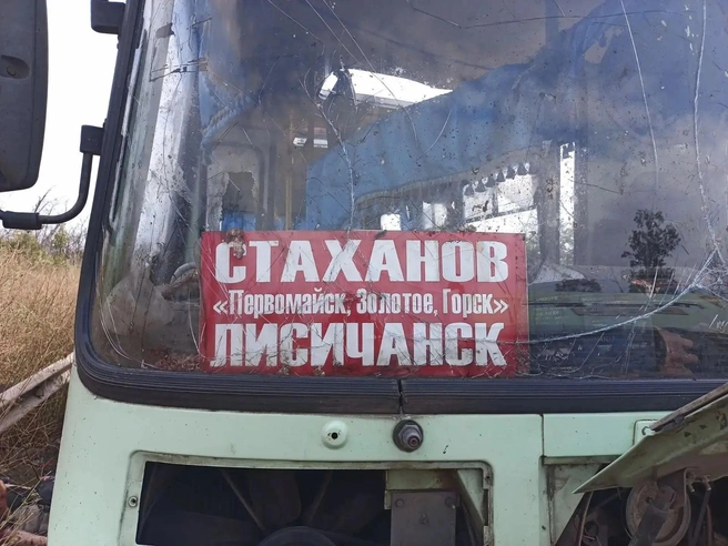 На лобовом стекле атакованного в ЛНР автобуса большая табличка и надпись крупными буквами, откуда и куда он едет | Источник: Администрация главы ЛНР / max.ru