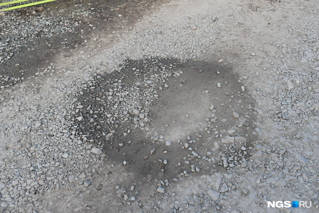 Соседи уверены: отсыревшие колодцы свидетельствуют о том, что под землёй растекается кипяток | Источник: Андрей Бортко / NGS.RU