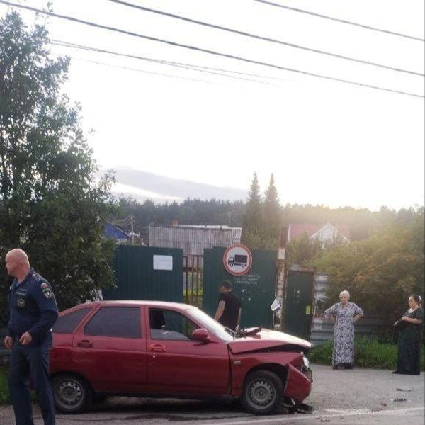 На место аварии приехали сотрудники ГИБДД  | Источник: читатель E1.RU