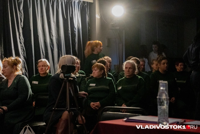 Каждый отряд особо рьяно болеет за свою конкурсантку  | Источник: Елена Буйвол / VLADIVOSTOK1.RU