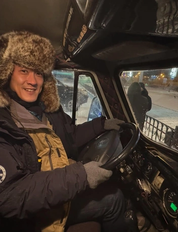 Номура покатался на уазике | Источник: nomura_keisuke12 / Instagram (экстремистская организация, деятельность запрещена на территории РФ)