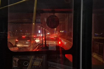 Затор на Коммунальном мосту из-за аварии и концерта Zivert