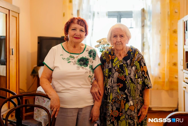 Дина Борисовна навещает свою подопечную дважды в неделю | Источник: Кирилл Башинский / NGS55.RU