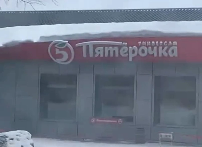 На улице Чкалова под тяжестью снега просела вывеска «Пятерочки» | ya62.ru