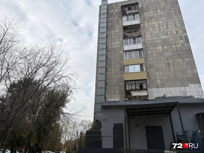 Вход во двор, где вчера на месте работала полиция  | Источник: Мария Токмакова / 72.RU