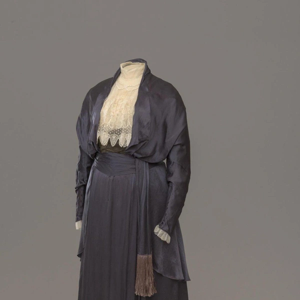 Мастерская А. П. Кобзаревой. Платье со шлейфом 1890-х годов | Источник: hermitagemuseum.org