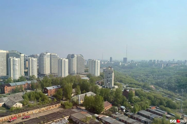 Фото сделано 12 мая — тогда Пермь накрыло дымкой | Источник: Артем Астраханцев