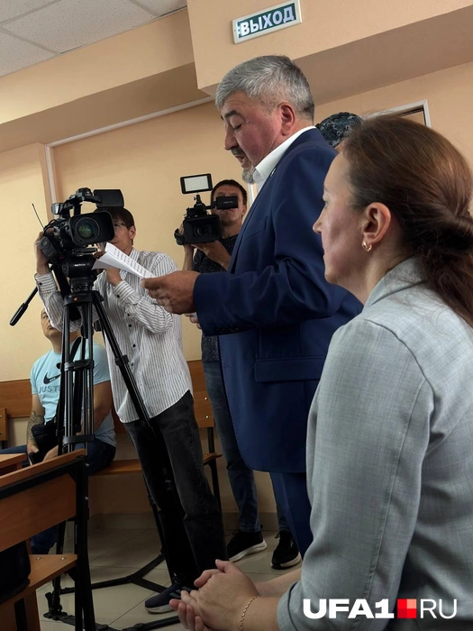 зачитывает по бумаге | Источник: Назифа Нурмухаметова / UFA1.RU