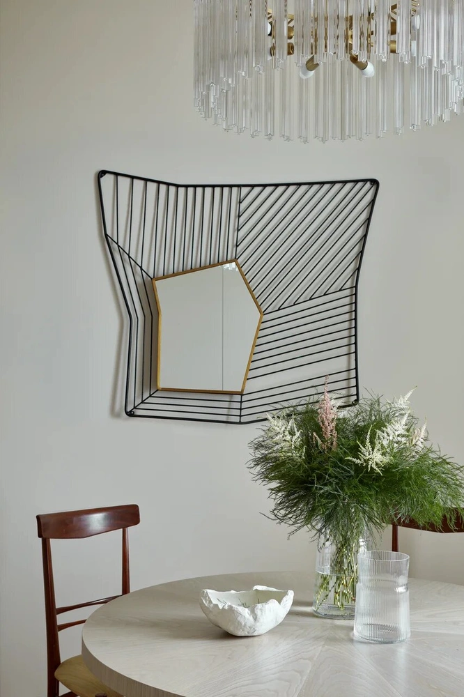 Винтажное зеркало, галерея lamps_of_50_60_70s. Авторский фарфор Киры Костиной. | Источник: Сергей Ананьев. СТИЛЬ: Татьяна Гедике