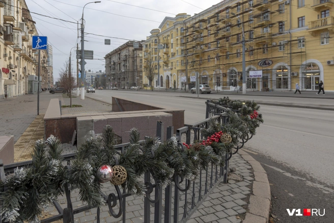Гирляндой из искусственного лапника заплели ограду на перекрестке Комсомольской и проспекта Ленина | Источник: Константин Завриков / V1.RU