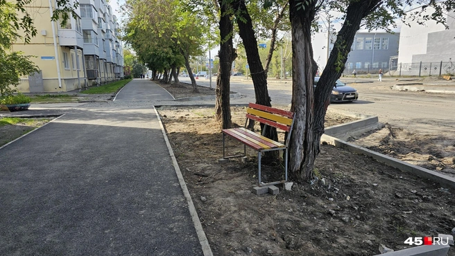 Можно отдохнуть на скамейке, появился новый асфальт | Источник: Дарья Никитченко / 45.RU