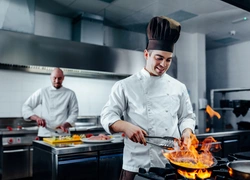 Спагетти из мяса, лукум из говядины: чем удивляют в московских ресторанах