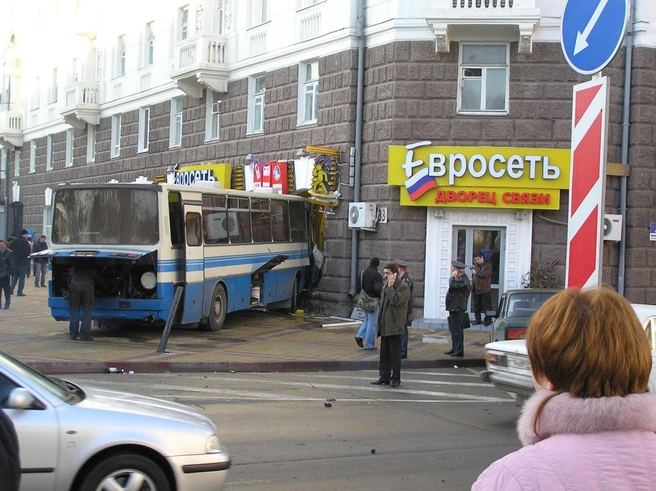 Фото аварии на пересечении Красной и Ленина, ноябрь 2006-го. Автобус влетел в здание. В советские годы на месте «Евросети» находилась знаменитая булочная | Источник: Evgeny; телеграм-канал «Краснодар 90х-00х» 