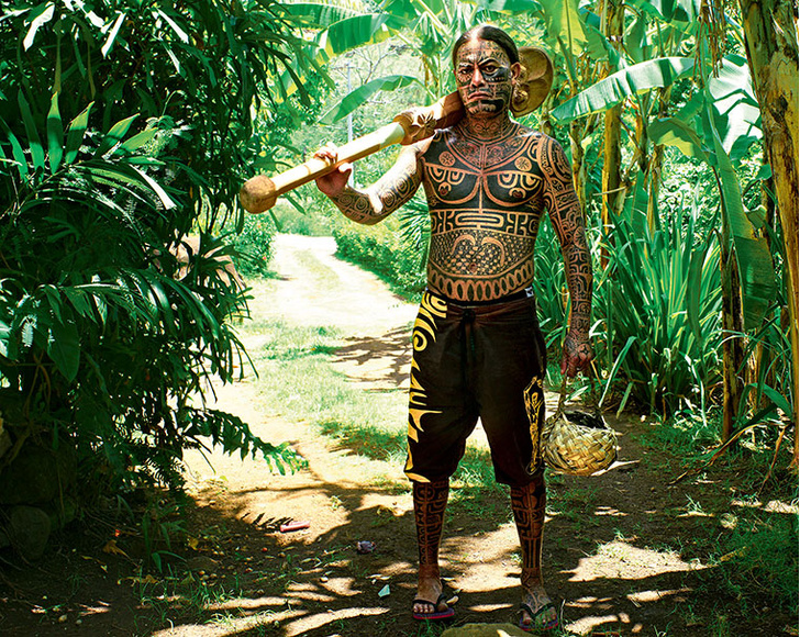 Остров вне времени: как живут татуированные с головы до ног аборигены атолла Нуку-Хива