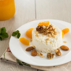 Творожный десерт с яблоком, изюмом и миндалем: быстрый и вкусный завтрак за пару минут