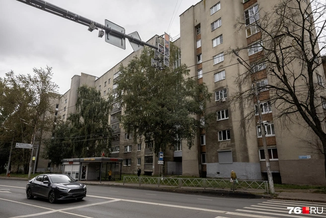 Дом № 57&nbsp;огромен, раскинулся от Республиканской до улицы Победы. Снаружи это обычная многоэтажка | Источник: Александр Куренной / 76.RU