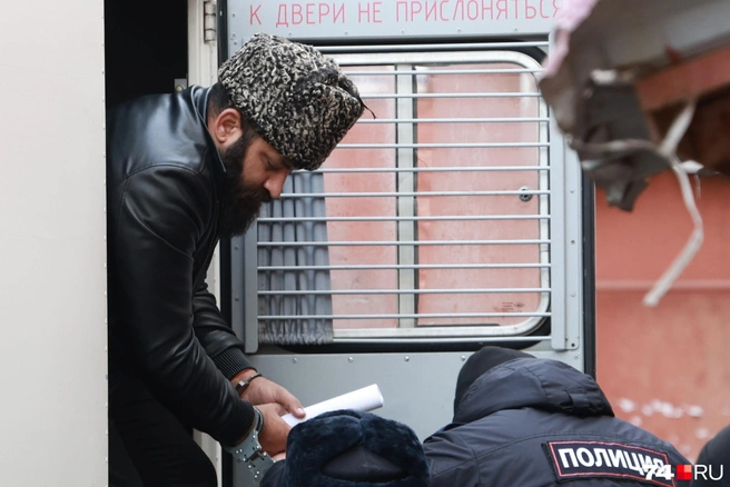 Это один из фигурантов уголовного дела. Его доставили в Центральный суд Челябинска для заключения под стражу | Источник: Михаил Шилкин / 74.RU