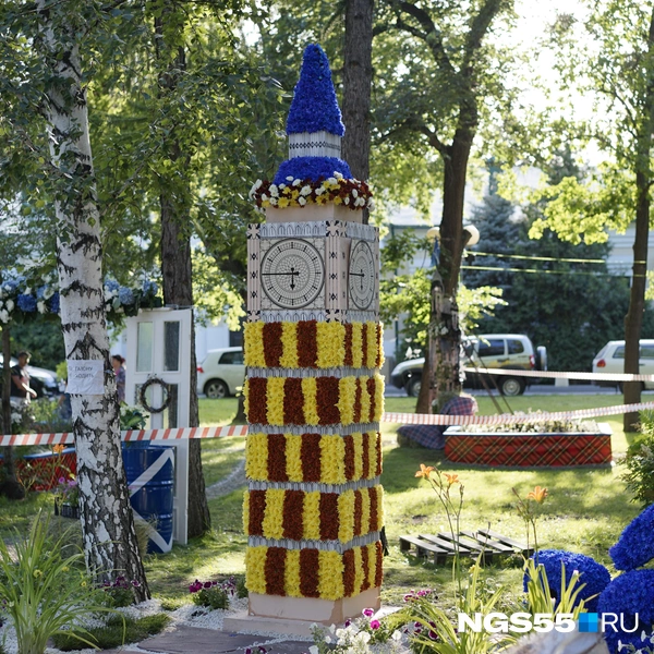 Биг Бен был украсили большим количеством цветов | Источник: Ивана Рейзвих / NGS55.RU