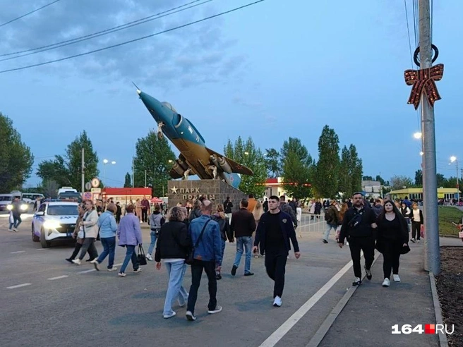 Тысячи людей пришли на Соколовую гору смотреть праздничный салют | Источник: Антон Васильченко / 164.RU