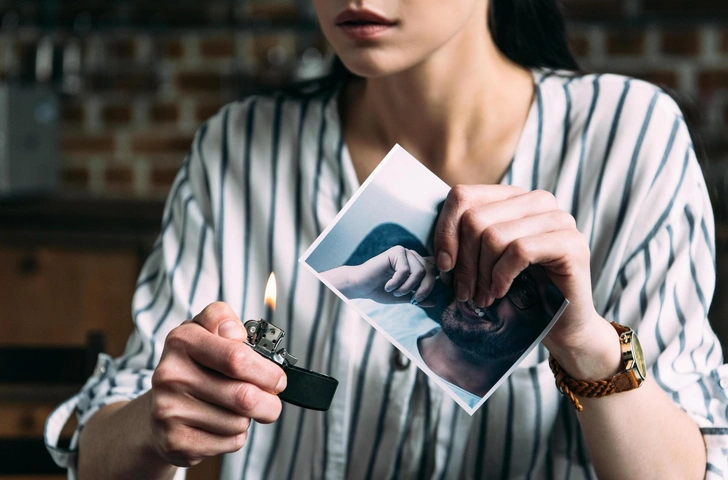 Нельзя рвать, сжигать и еще 5 вещей, которые ни в коем случае не стоит делать с фотографиями