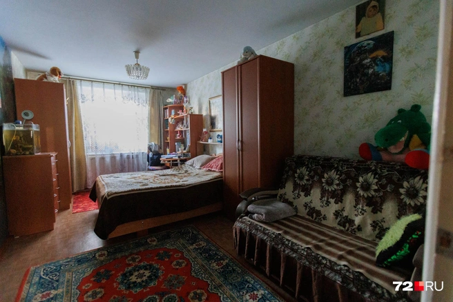 Людмила Платонова жалуется, что из-за шума от томографа ей с супругом пришлось перебираться из спальни в зал | Источник: Ирина Шарова / 72.RU