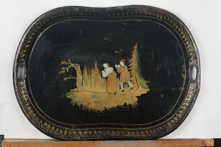 Поднос. Московская губерния, Московский уезд, Троицкая волость. Конец XIX–начало ХХ в. Металл, масло, лак; ковка, просечка, роспись. 35×43 см. Из частного собрания А. Бычкова | Источник: Пресс-служба выставки