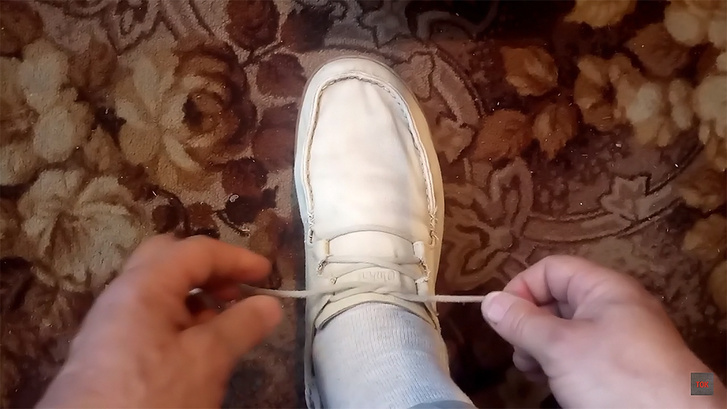 Простой способ завязывать шнурки так, чтобы они не развязывались (видео) |  MAXIM